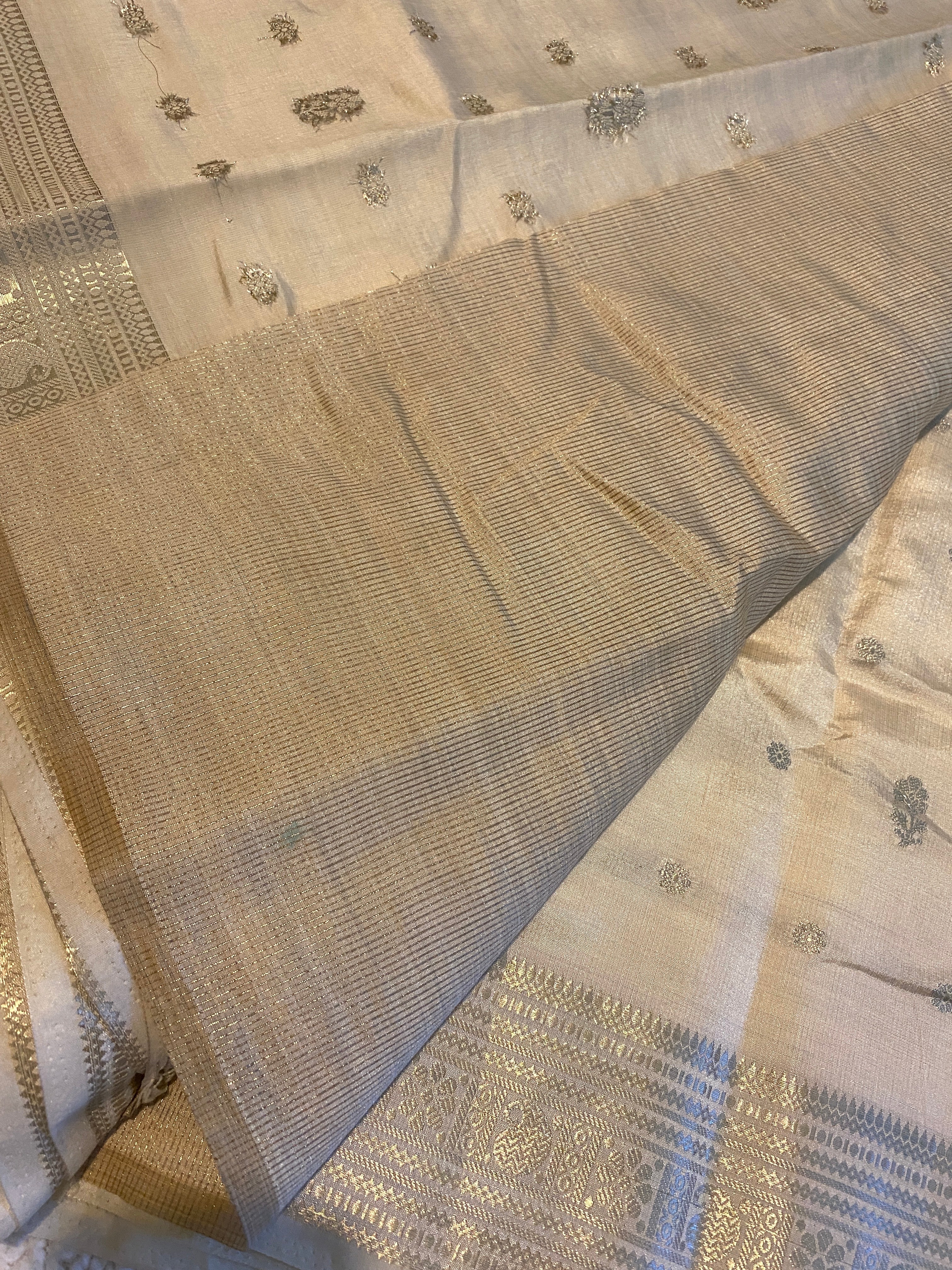 Off-White Tussar Silk Saree with Pallu & Border Detailing