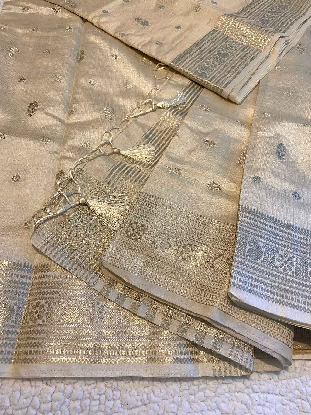 Off-White Tussar Silk Saree with Pallu & Border Detailing