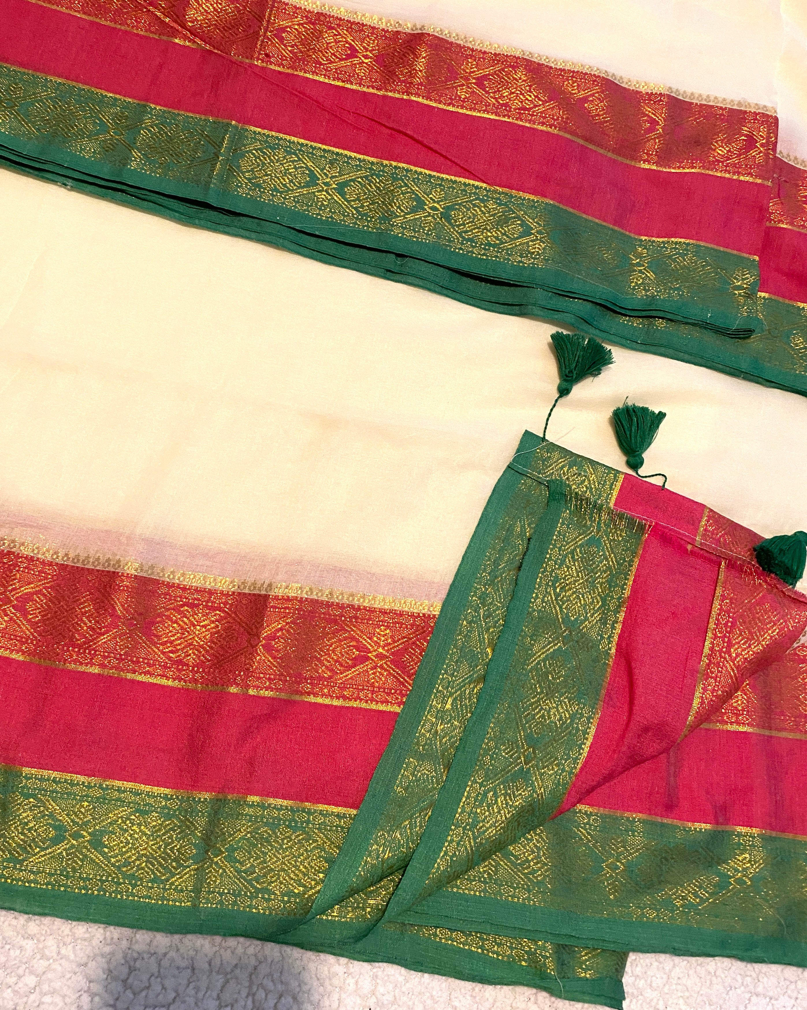 Elegant Ivory Mulmul Cotton Saree with Kanchi Border