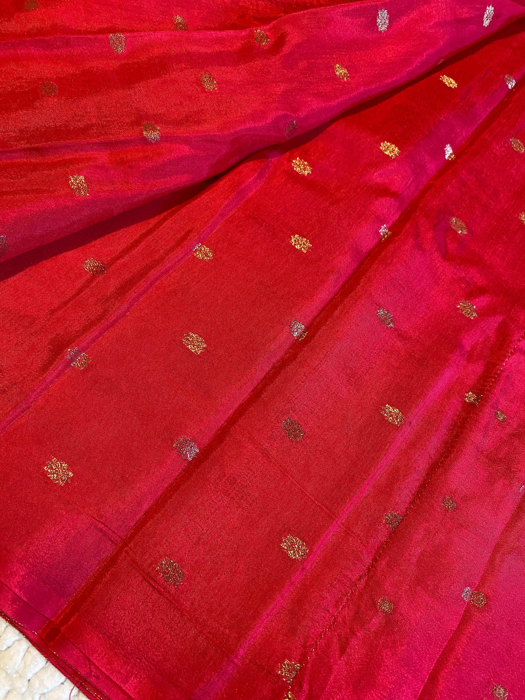 Elegant Chiffon Saree Featuring Magenta and Golden Beige